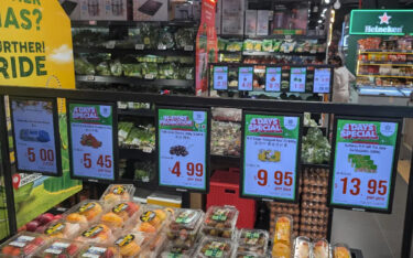 Kleine LCD-Displays als Regaletiketten in einem singapurischen Supermarkt (Foto: invidis)