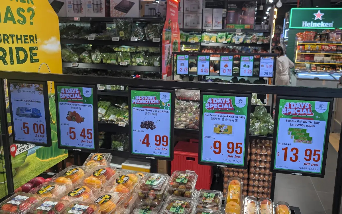 Kleine LCD-Displays als Regaletiketten in einem singapurischen Supermarkt (Foto: invidis)