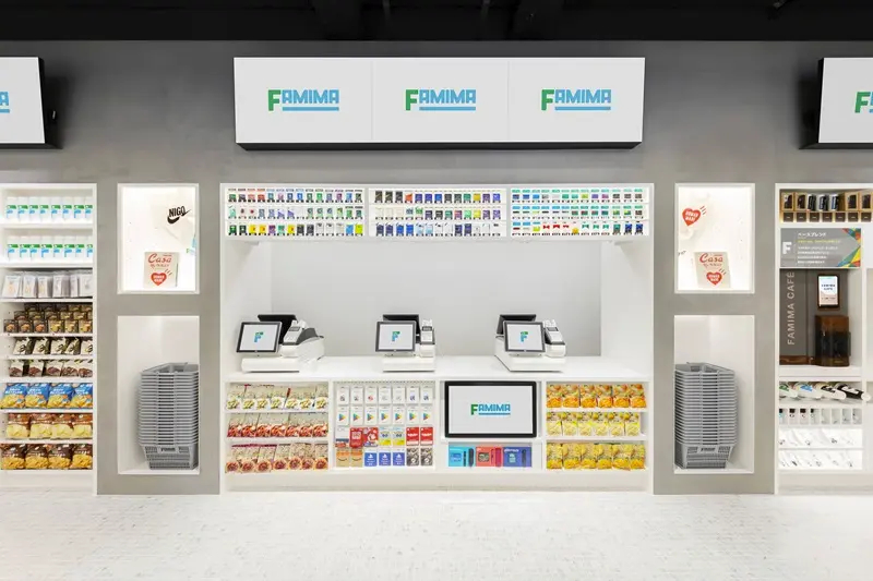 Die Kasse mit LED-Screens darüber (Foto: Family Mart)