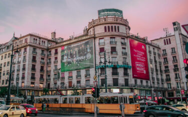 Außenwerbung in der ungarischen Hauptstadt Budapest (Image: Ceyda Cifti/Unsplash)