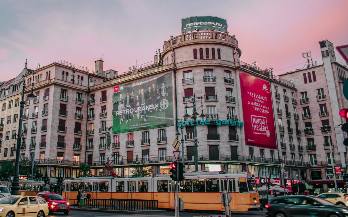 Außenwerbung in der ungarischen Hauptstadt Budapest (Image: Ceyda Cifti/Unsplash)