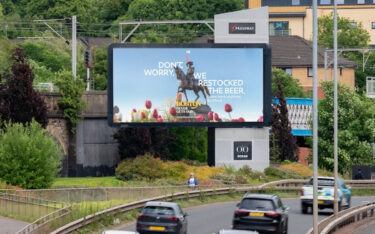 2Meet Boston"-DooH-Kampagne in Schottland (Foto: Ocean Outdoor)