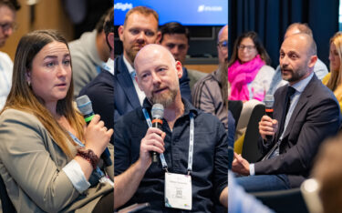 Repräsentanten der drei größten DACH-Integratoren auf dem DSS Munich (von links): Ines Seibold, P.O.S. The Instore Experience, Oliver Schwede, Cancom, und Bernd Albl, Umdasch Digital (Fotos: invidis/Tom Cesalek)