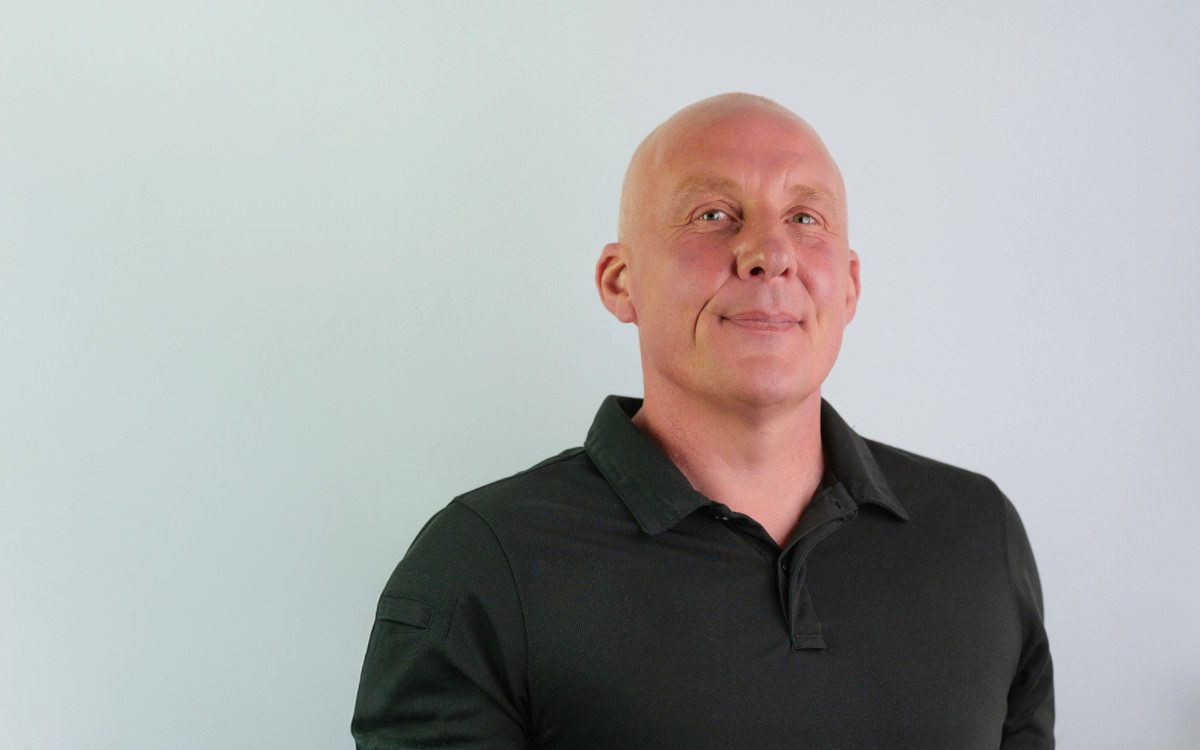 Neuer Oerations Manager bei Zetadisplay UK: Simon Basford (Foto: ZetaDisplay; AI-bearbeitet)