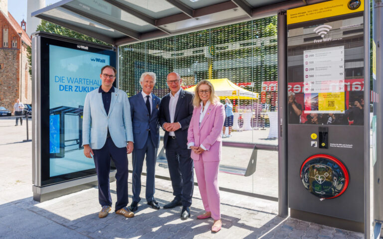 Einweihung der neuen Stadtmöblierung in Berlin durch Wall und BVG (Foto: Dirk Lässig)
