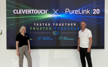 Julia Moore (links), Sales Director Germany bei Clevertouch, und Stephan Sloot, Sales Director bei Purelink (Foto: PureLink)