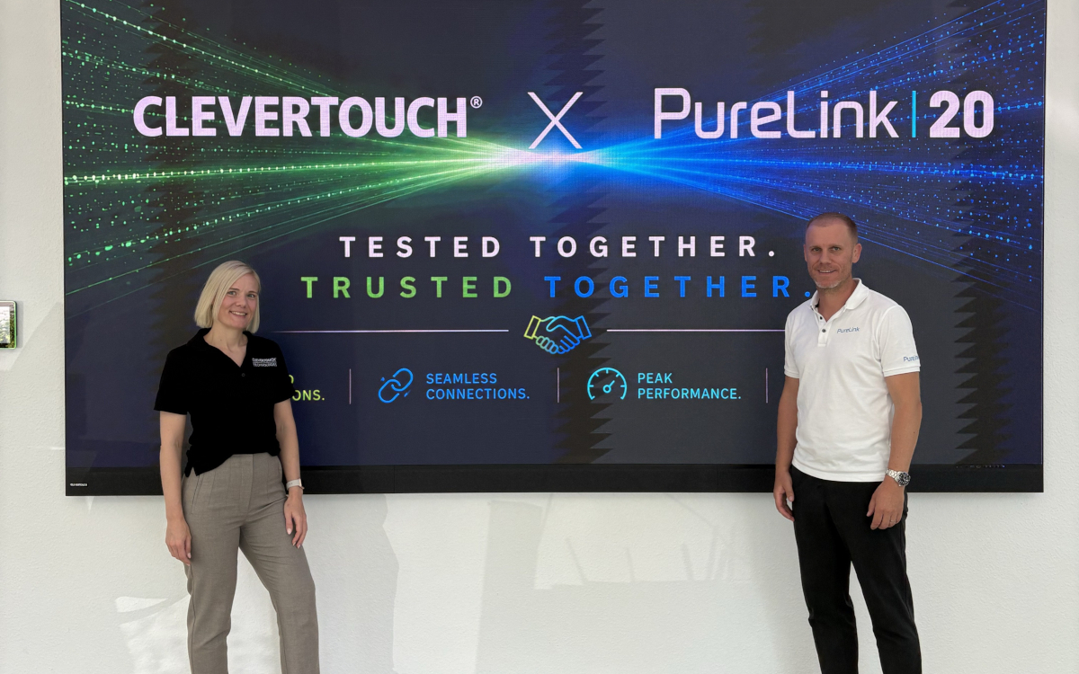 Julia Moore (links), Sales Director Germany bei Clevertouch, und Stephan Sloot, Sales Director bei Purelink (Foto: PureLink)