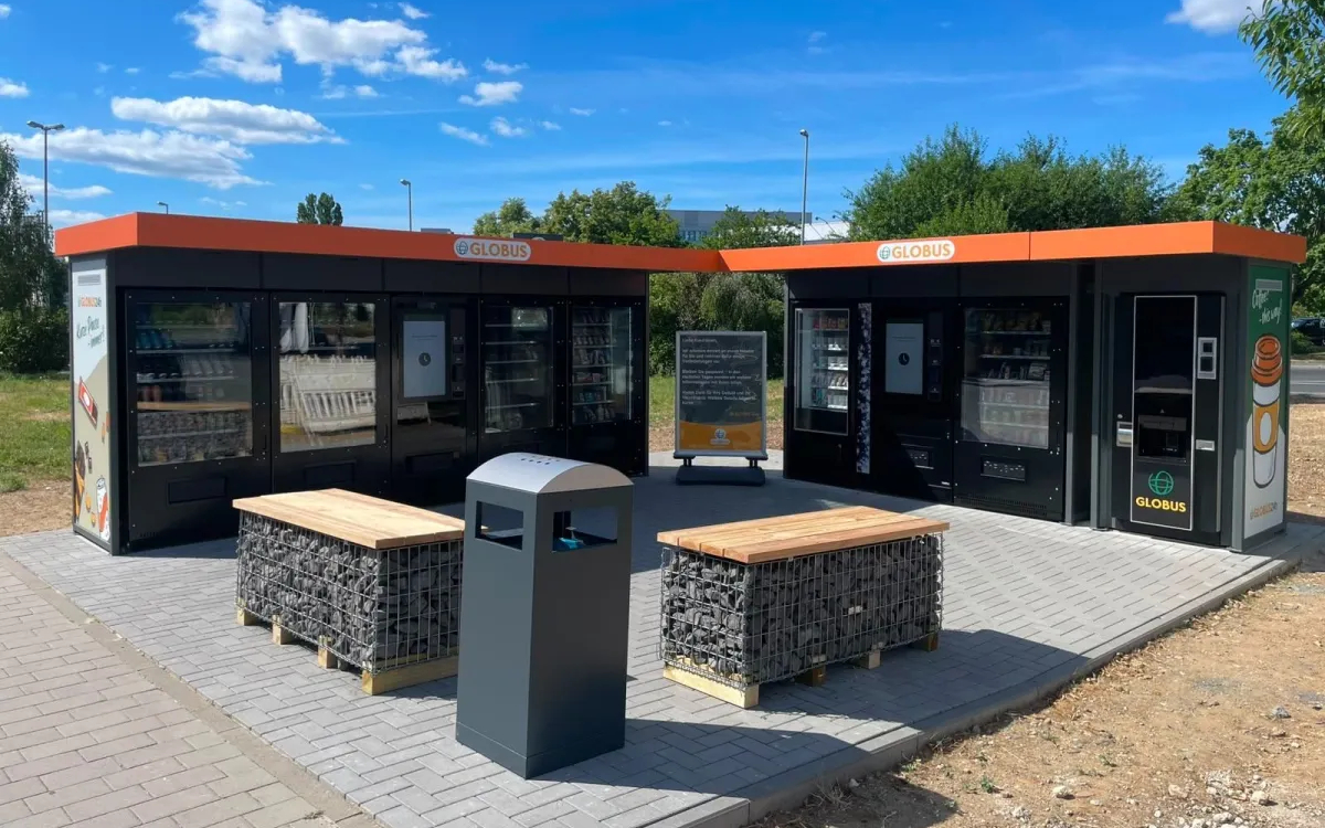 Am Ladepark der Globus Markthalle Eschborn versorgen sich Kundinnen und Kunden künftig rund um die Uhr über den neuen 24/7-Store. (Foto: twenty4U)