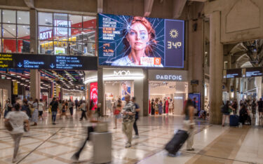 Das Westfield Forum des Halles in Paris hat sein zentrales Display auf der Place Carrée durch ein größeres, höher auflösendes Modell von Infiled ersetzt. (Foto: INFiLED)