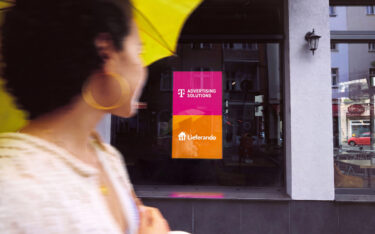 Die Deutsche Telekom und Lieferando bauen ein DooH-Netzwerk in Restaurants auf. (Foto: Lieferando)