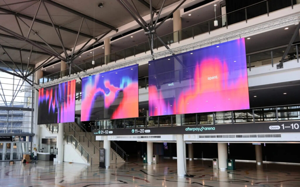Besucher der Afterpay Arena werden von drei großen transparenten LED-Displays über dem Grand Foyer empfangen. (Foto: Outsource Resource)