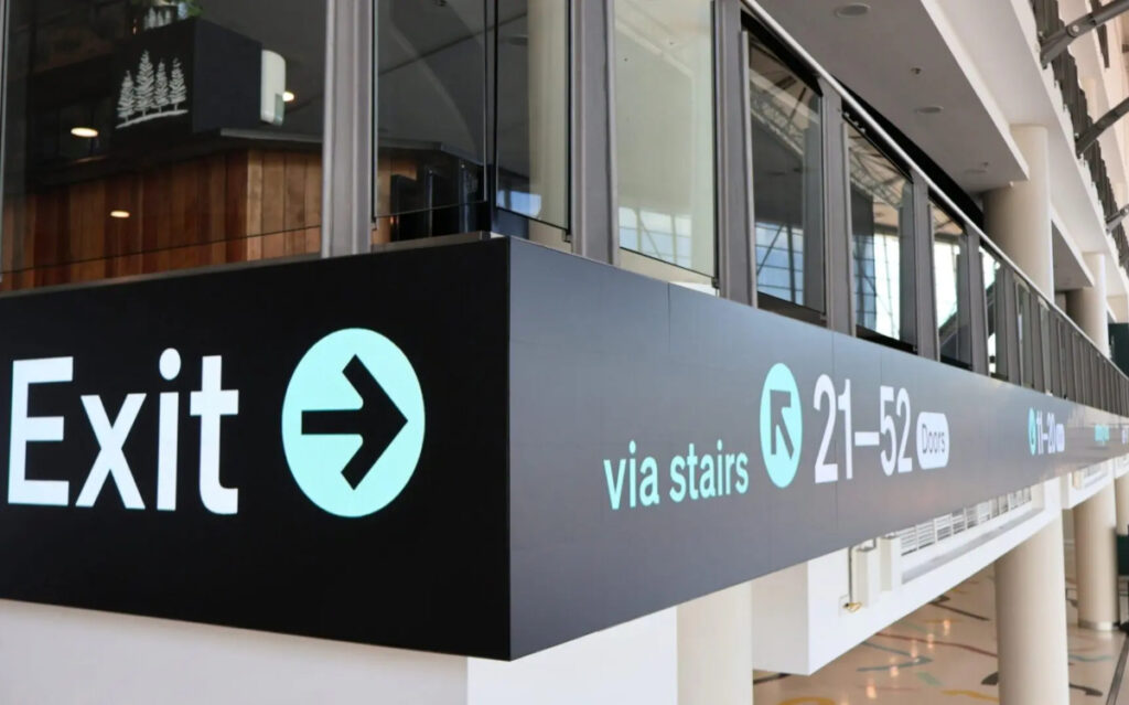 Individuell montierte COB-Ribbon-LED-Displays bringen digitale Wegeleitung ins Grand Foyer der Afterpay Arena. (Foto: Outsource Resource)