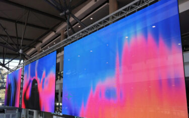 Die über dem Grand Foyer hängenden transparenten LED-Displays bilden das Herzstück des neuen Digital Signage der Afterpay Arena. (Foto: Outsource Resource)