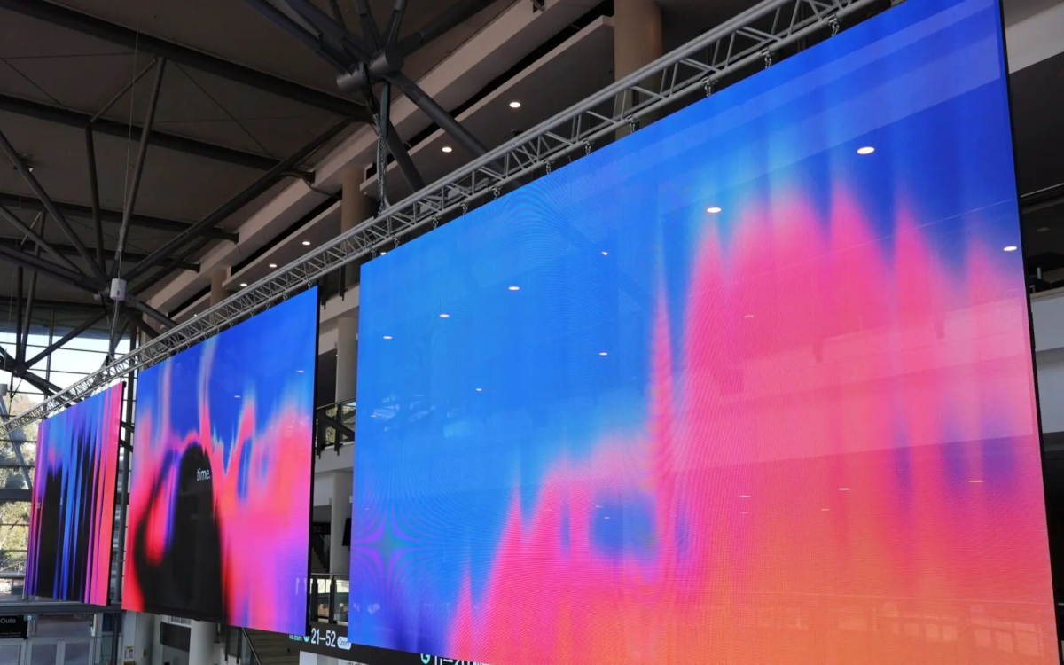 Die über dem Grand Foyer hängenden transparenten LED-Displays bilden das Herzstück des neuen Digital Signage der Afterpay Arena. (Foto: Outsource Resource)