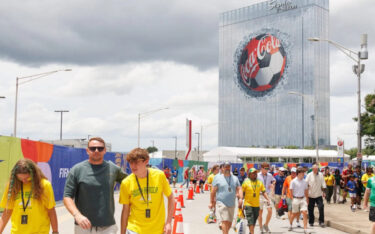 Eine riesiger Coca-Cola-Fußball kracht als OoH-Aktivierung scheinbar durch ein Hotel in Atlanta. (Foto: Outfront Media)