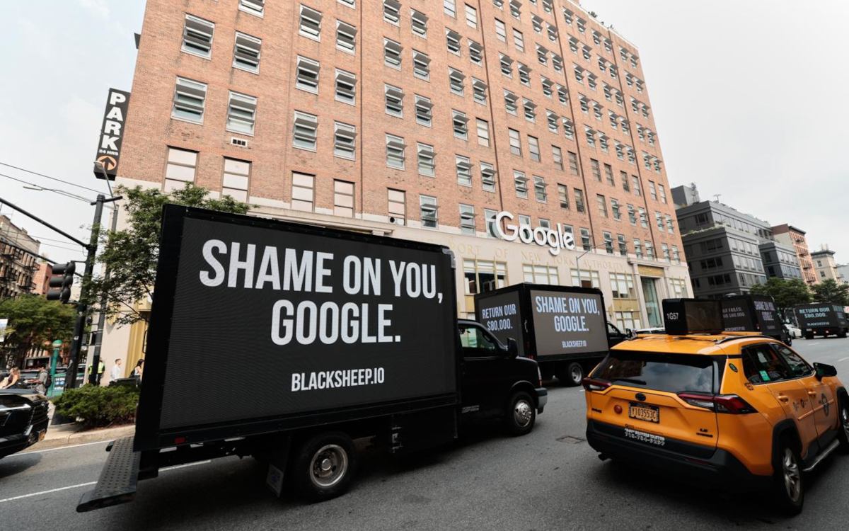 Ein LED-Truck zeigt die Botschaft "Shame on you, Google" im Rahmen der DooH-Protestaktion. (Foto: Bruno Gasperini)