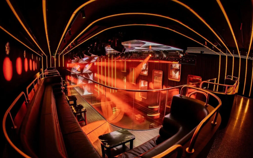 Die zweistöckige Location unter dem Londoner Botree-Hotel vereint integriertes LED-Licht, immersives Audiovisual-Design und flexible Eventflächen. (Foto: Jimi Herrtage)