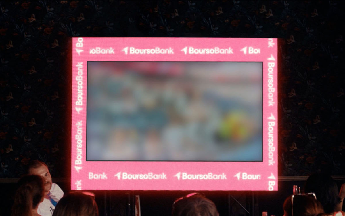 Boursobank verwandelt TVs in Bars in Werbebanden im eigenen Markendesign, als kostengünstige Alternative zum Sponsoring bei der Fußball-WM. (Foto: BoursoBank)