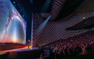 Grafische Weltraumdarstellungen prägten das visuelle Konzept der Show. (Foto: ROE Visuals)
