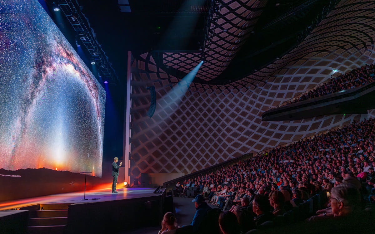 Grafische Weltraumdarstellungen prägten das visuelle Konzept der Show. (Foto: ROE Visuals)