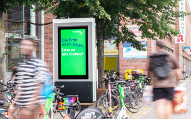 Die GLS Bank wirbt mit Wörtern aus dem Finanzkontext für mehr Umweltschutz. (Foto: climAD)