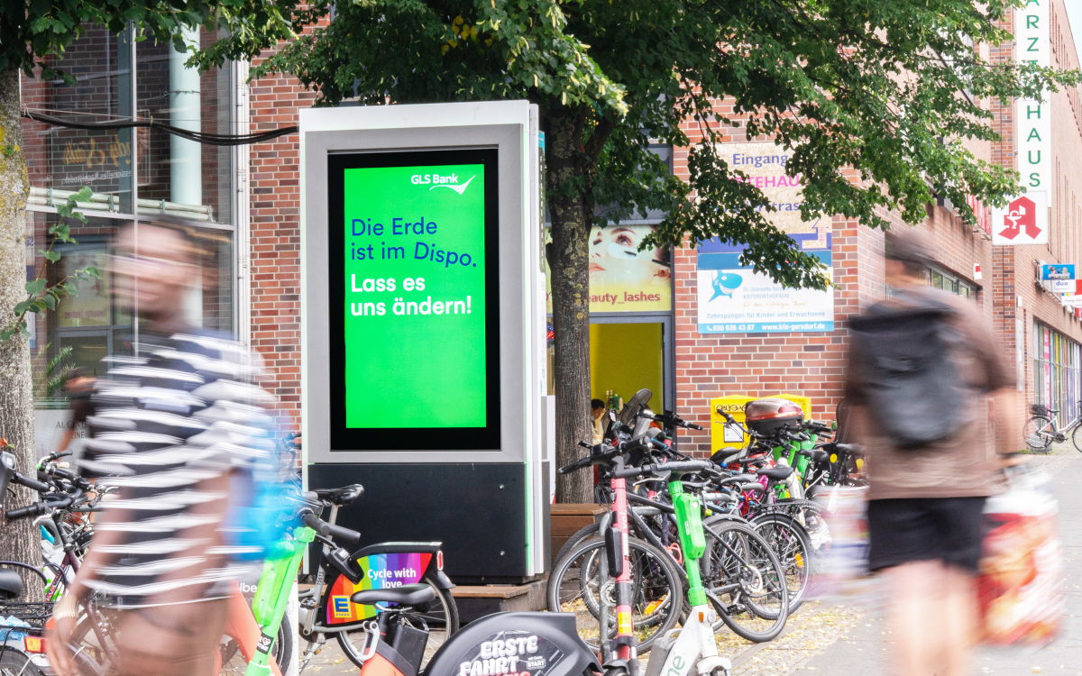Die GLS Bank wirbt mit Wörtern aus dem Finanzkontext für mehr Umweltschutz. (Foto: climAD)