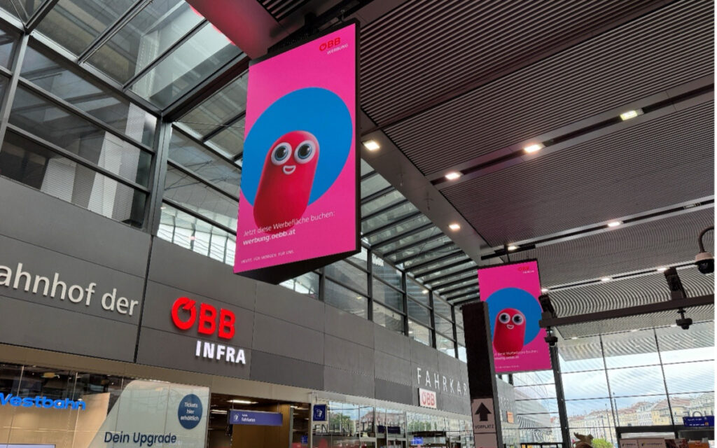 Doppelseitige Displays sind weitere DooH-Flächen im Bahnhof. (Foto: Panatronic)