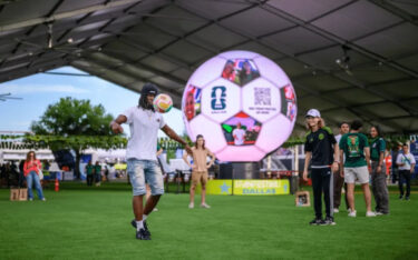 Auf dem LED-WM-Ball können Fans per QR-Code Fotos hochladen. (Foto: Unilumin)