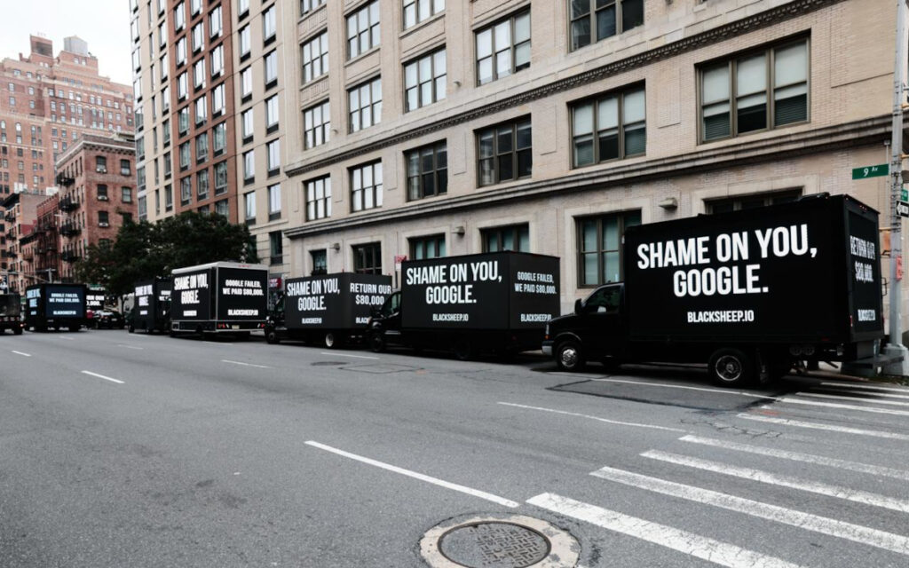 Die Aktion mit Guerilla-DooH trägt zum rebellischen Image des Brillenhändlers bei. (Foto: Blacksheep)