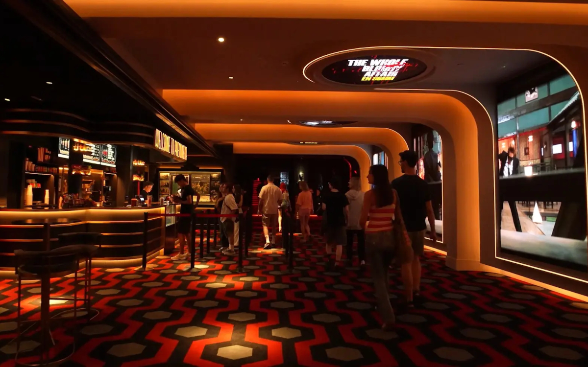 Der neu gestaltete Eingangs- und Barbereich im Kultkino (Foto: Instronic)