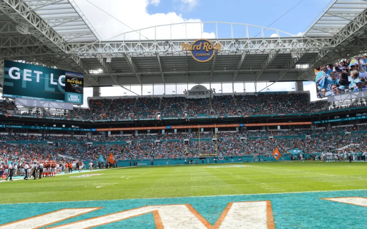 Das Hard Rock Stadium in Miami verfügt über doppelte End-Zone-LED-Videoboards von Daktronics. Die Arena ist eine der Gastgeberstätten der Fifa-Weltmeisterschaft 2026. (Foto: Daktronics)