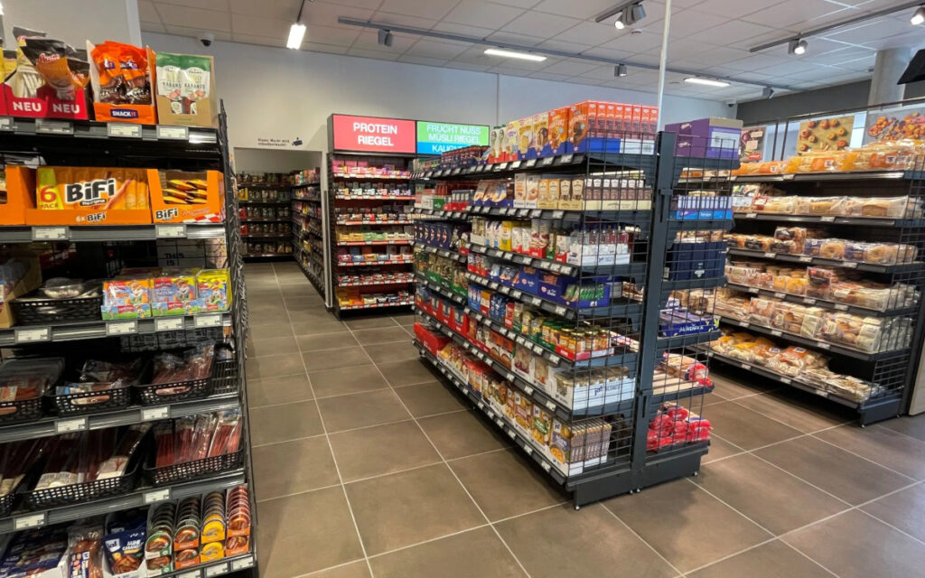 Das Sortiment umfasst rund 2.500 Artikel. (Foto: REWE)