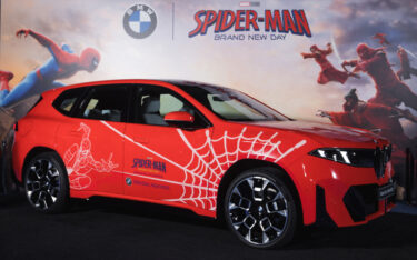 Die Spiderman-Sonderedition des iX3 Flow mit integrierter E-Paper-Technologie von E Ink (Foto: BMW)