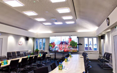Der Sitzungssaal des Rathauses in Leer hat nun einen PPDS-LED-Screen mit 135 Zoll. (Foto: PPDS)