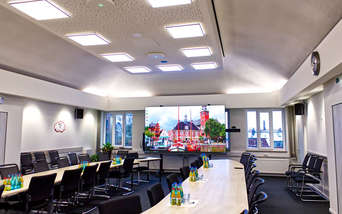 Der Sitzungssaal des Rathauses in Leer hat nun einen PPDS-LED-Screen mit 135 Zoll. (Foto: PPDS)