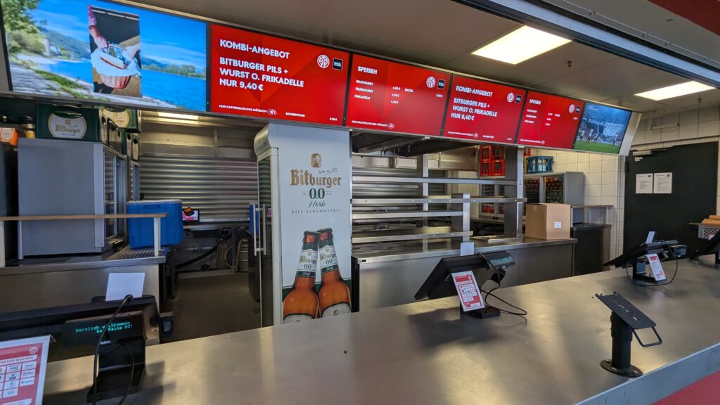 Die Screens hängen in den Kiosken des Stadions. (Foto: invidis)