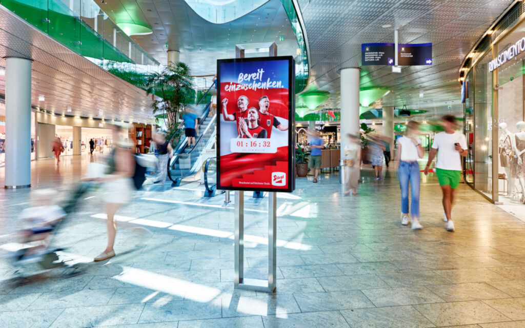 Die Screens der Kampagne stehen unter anderem in Malls. (Foto: Johannes Plattner)