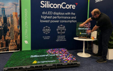 Siliconcore und Birghtlogic verbinden Touch-Interkation über mehrere LED-Displays. (Foto: Siliconcore)