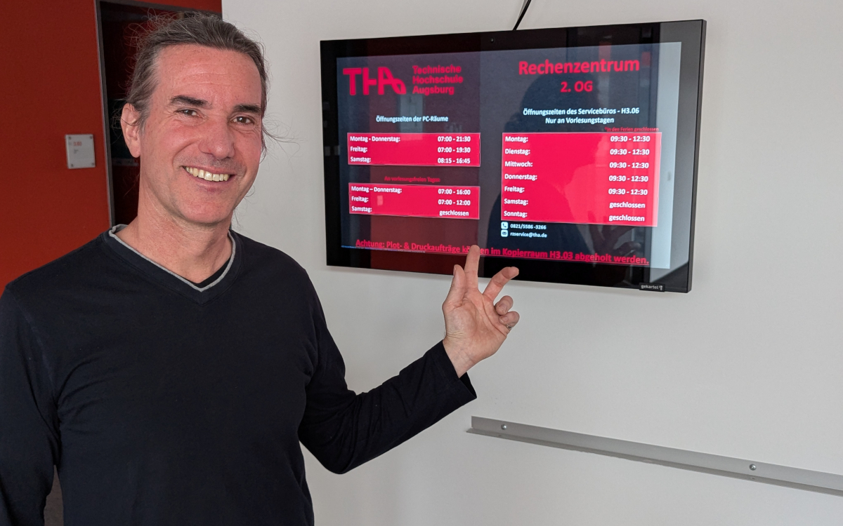 Jürgen Werner, Chief Business Development Officer bei Gekartel, vor einem kürzlich installierten Brandschutzdisplay in der TH Augsburg. (Foto: gekartel AG)