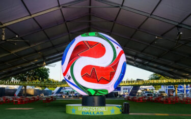 Der WM-Ball aus LEDs ist zentraler Anlaufpunkt auf dem Fifa Fan Festival in Dallas. (Foto: Unilumin)