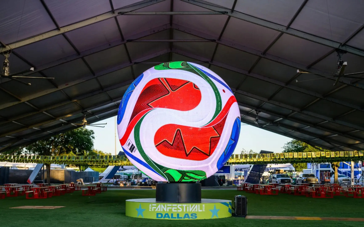 Der WM-Ball aus LEDs ist zentraler Anlaufpunkt auf dem Fifa Fan Festival in Dallas. (Foto: Unilumin)