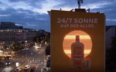 Ein Wandbild an der Berliner Sonnenallee mit einer 6,6 Meter hohen LED-Sonne war Teil der Jägermeister-Kampagne „Deutschland wird Orange". (Foto: Mediaplus)