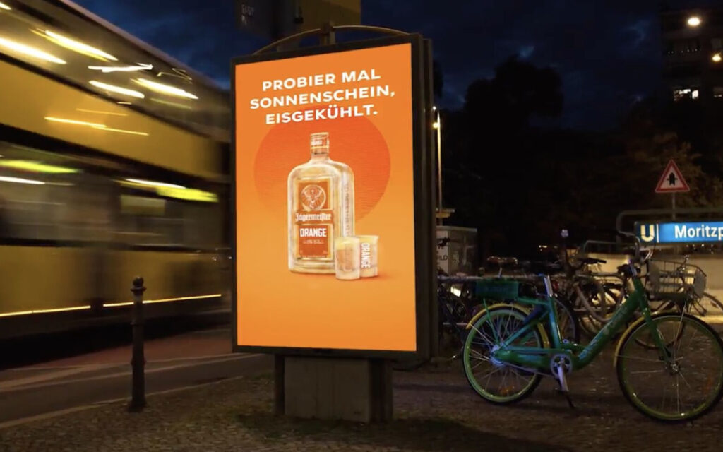 Auch beleuchtete DooH-Inhalte waren Teil der Kampagne. (Foto: Mediaplus)