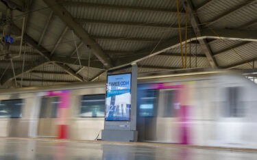Die neuen 75-Zoll-Displays von Times OOH stehen zwischen den Gleisen und richten sich direkt auf wartende Fahrgäste aus. (Foto: Times OOH)