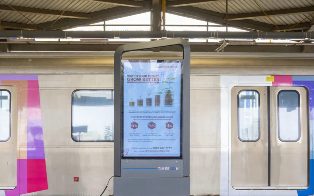 Die neuen 75-Zoll-Displays von Times OOH stehen zwischen den Gleisen und richten sich direkt auf wartende Fahrgäste aus. (Foto: Times OOH)