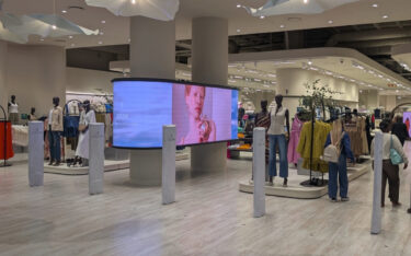Ein Curved-Display als Blickfang im Foschini-Flagship in Durban. (Foto: invidis)
