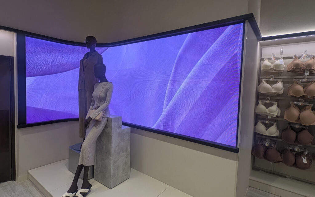 Digitale Elemente sind im Gesamtkonzept des Stores eingewoben. (Foto: invidis)