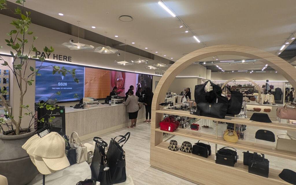 Displays als omnipräsenter aber integraler Bestandteil im Store (Foto: invidis)