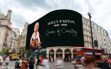 Würdigung von Dolly Parton auf den Piccadilly Lights. (Bild: Ocean Outdoor)