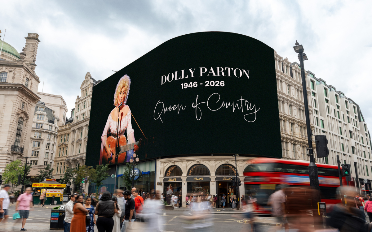 Würdigung von Dolly Parton auf den Piccadilly Lights. (Bild: Ocean Outdoor)